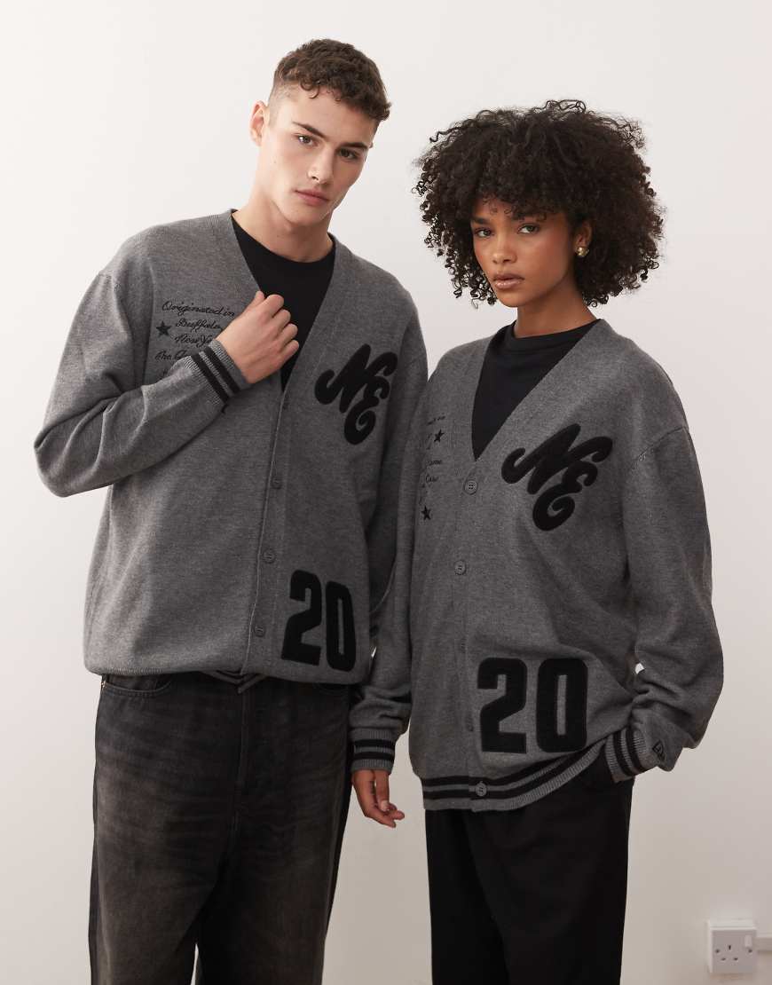 New Era - Strickjacke in Grau mit aufgesticktem Logo von New Era