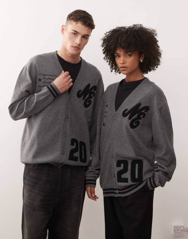 New Era - Strickjacke in Grau mit aufgesticktem Logo von New Era