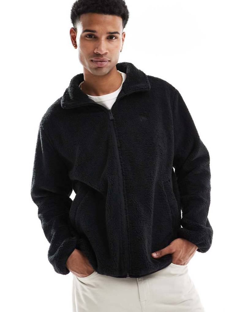 New Era - Teddyfell-Jacke in Schwarz mit Rückenmotiv und Reißverschluss von New Era