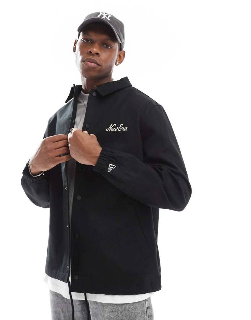 New Era - Trainerjacke in Schwarz mit Rückenmotiv von New Era