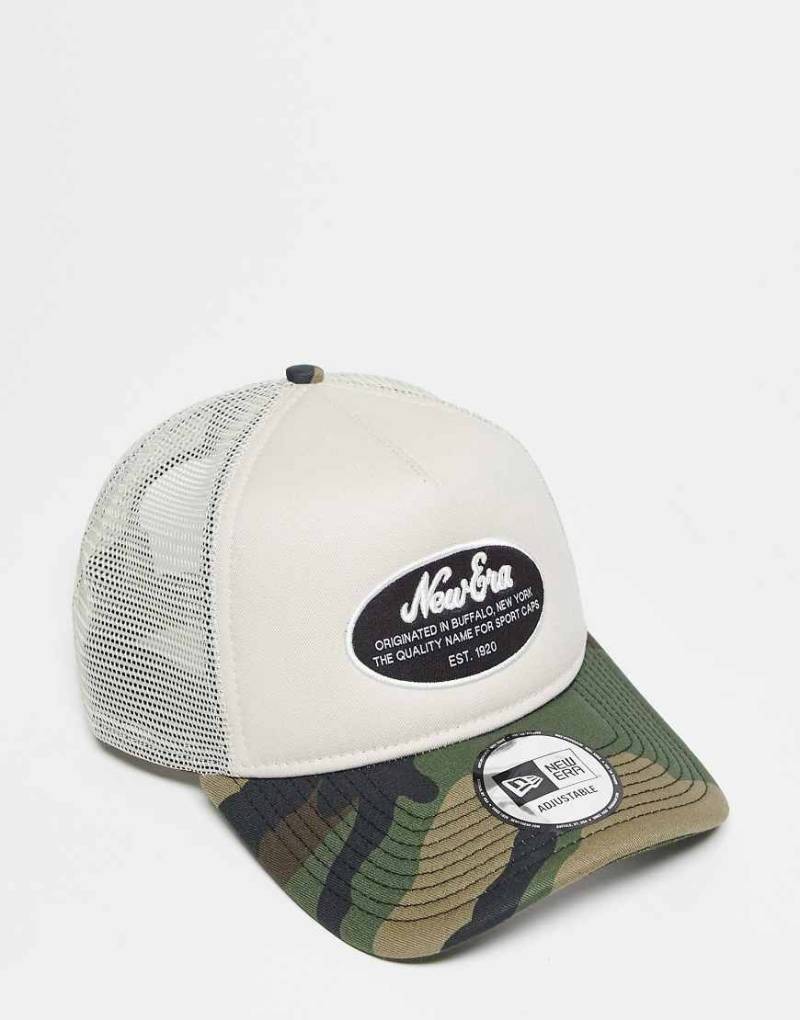 New Era - Trucker-Kappe in Beige mit ovalem Logo-Aufnäher und farblich abgesetztem Schirm mit Military-Muster-Bunt von New Era