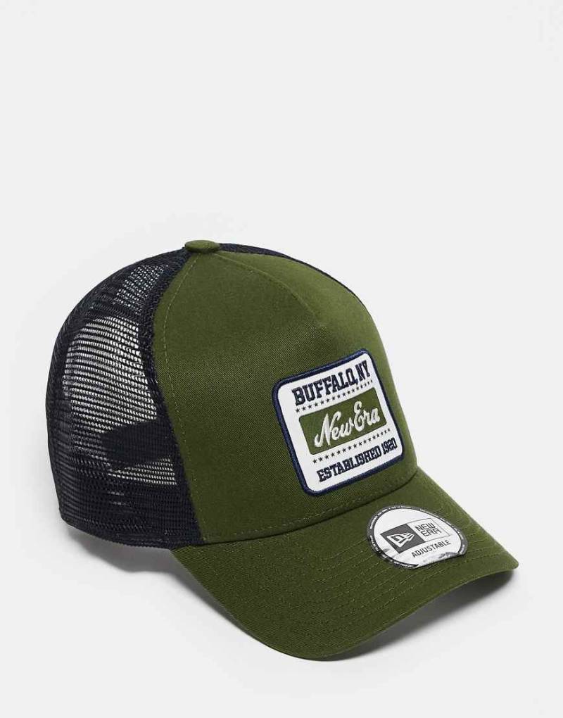 New Era - Trucker-Kappe in Khaki mit Logo-Aufnäher-Grün New Era - Trucker-Kappe in Khaki mit Logo-Aufnäher-Grün von New Era