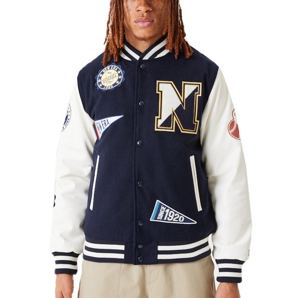 New Era Varsity College Jacke - Heritage All Over Patch von New Era