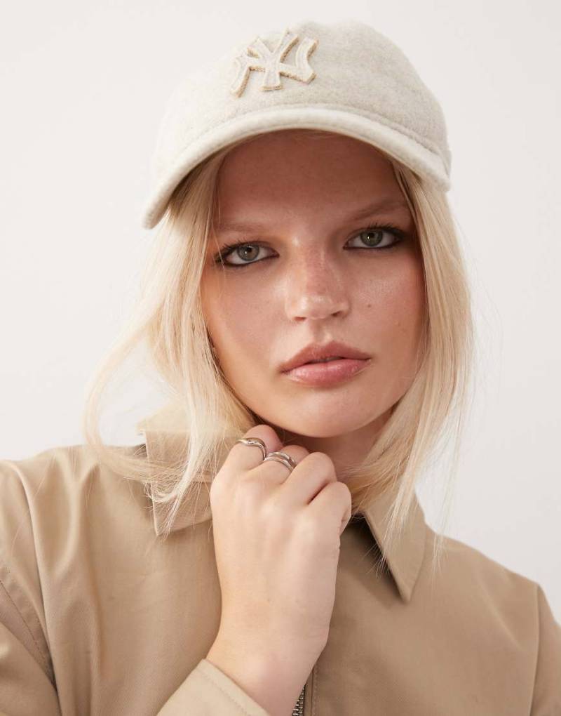 New Era - Womens NY Yankees 9twenty - Kappe aus Filz in Beige mit Logo-Neutral New Era - Womens NY Yankees 9twenty - Kappe aus Filz in Beige mit Logo-Neutral von New Era