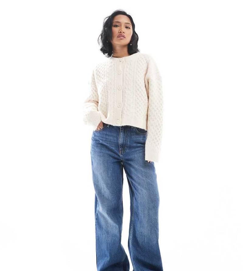 New Look Petite - Adalae - Jeans in Mittelblau mit weitem Bein von New Look Petite