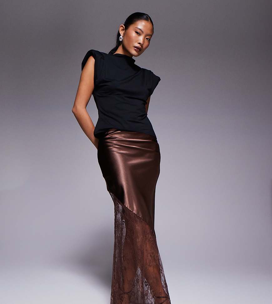 New Look Petite - Asymmetrischer Midirock aus Satin und Spitze in Braun-Brown von New Look Petite