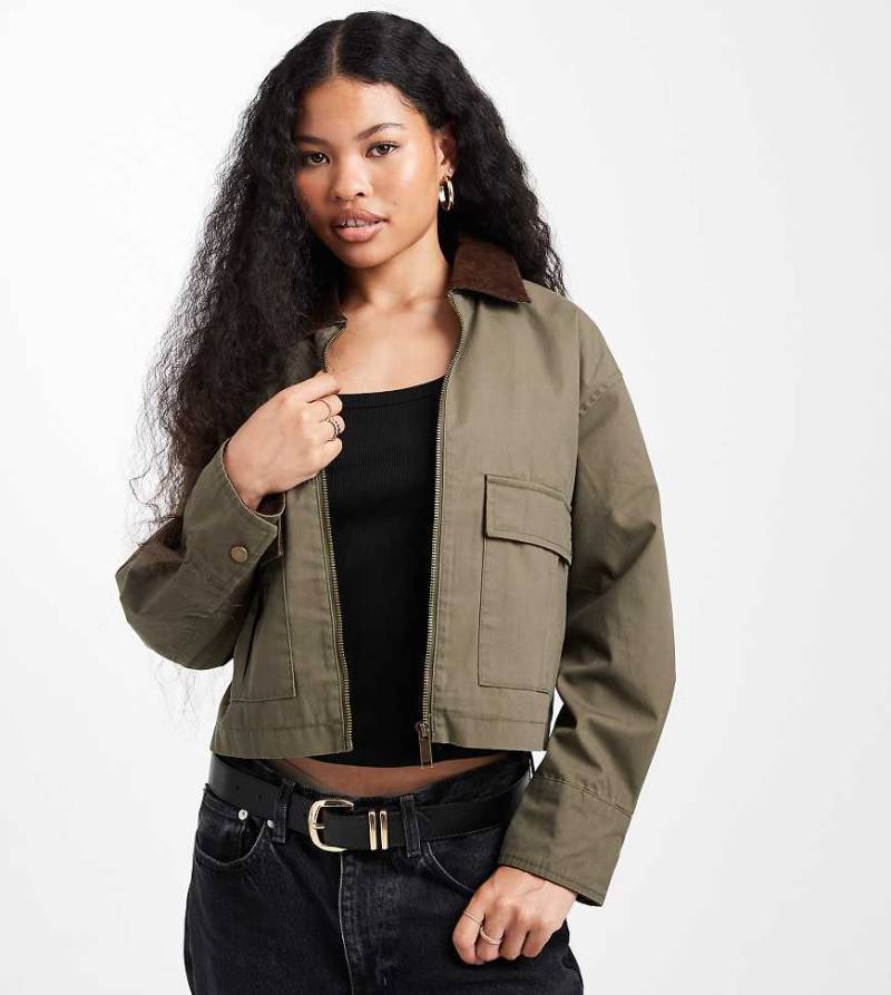 New Look Petite - Barn-Jacke in Khaki mit Cropped-Schnitt-Grün von New Look Petite