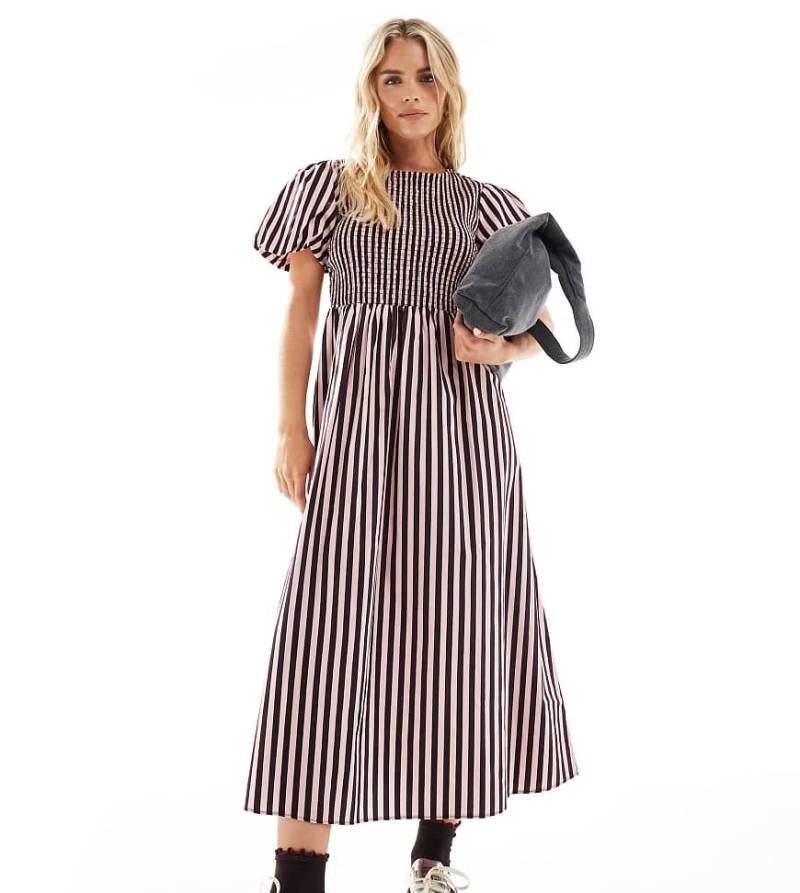 New Look Petite - Gesmoktes Midikleid in Rosa mit Streifenmuster von New Look Petite