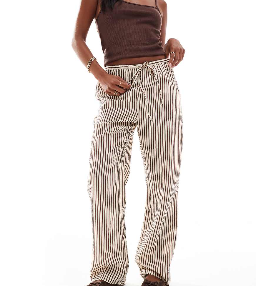 New Look Petite - Gestreifte Hose in Braun mit weitem Bein New Look Petite - Gestreifte Hose in Braun mit weitem Bein von New Look Petite