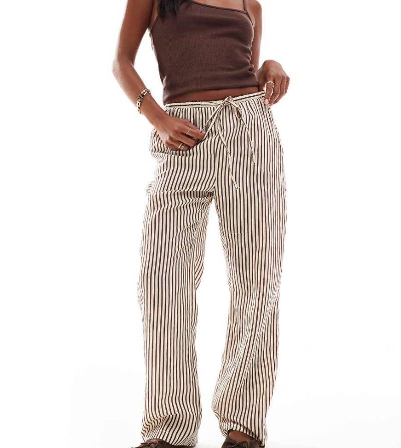 New Look Petite - Gestreifte Hose in Braun mit weitem Bein von New Look Petite