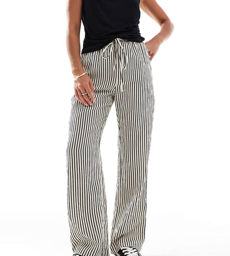 New Look Petite - Gestreifte Hose in Schwarz mit weitem Bein von New Look Petite