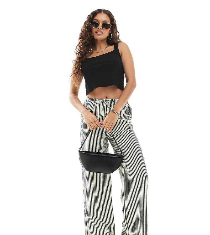 New Look Petite - Gestreifte Hose in Schwarz mit weitem Bein von New Look Petite