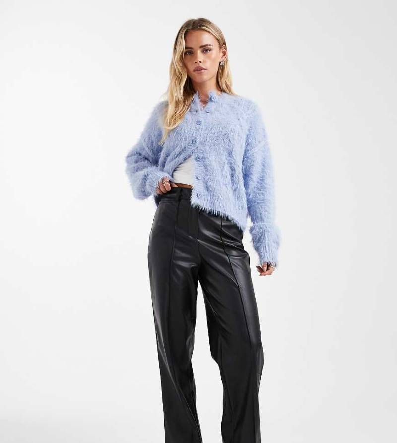 New Look Petite - Hose aus Kunstleder mit weitem Bein in Schwarz von New Look Petite