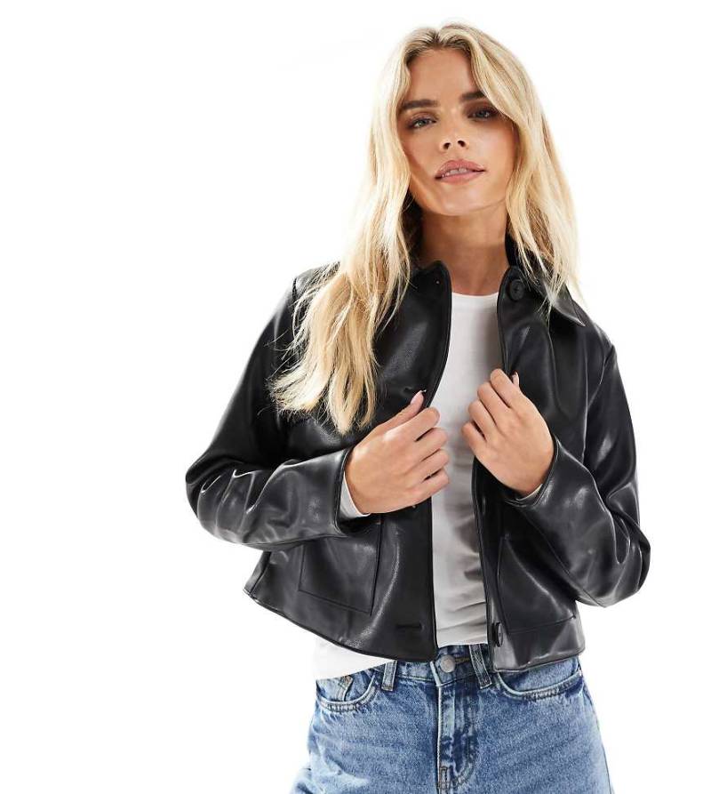 New Look Petite - Jacke aus Kunstleder in Schwarz mit aufgesetzter Tasche von New Look Petite