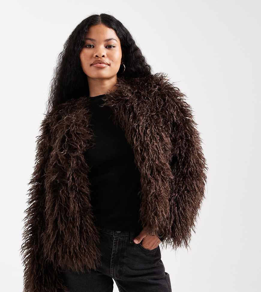 New Look Petite - Jacke aus haarigem Kunstpelz in Braun-Brown New Look Petite - Jacke aus haarigem Kunstpelz in Braun-Brown von New Look Petite