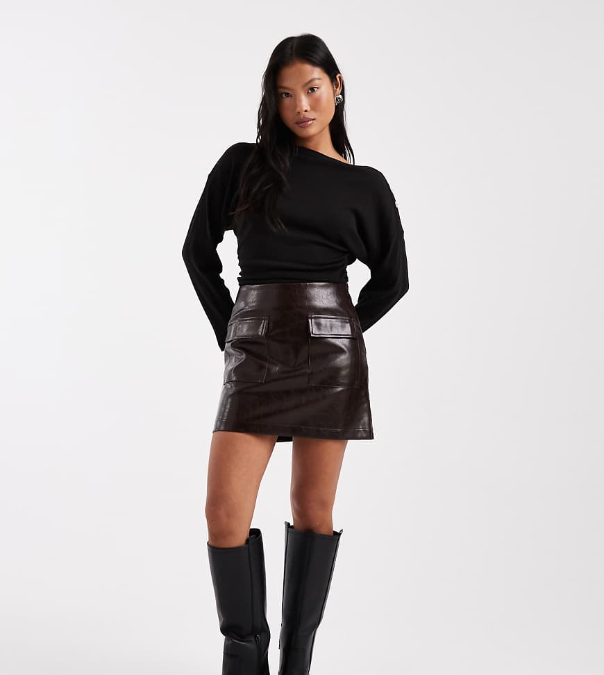 New Look Petite - Kunstleder-Minirock in Braun mit Crackle-Effekt-Brown von New Look Petite
