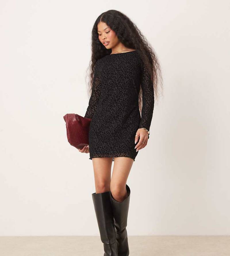 New Look Petite - Langärmliges Minikleid aus Netzstoff in Schwarz mit geflocktem Leopardenmuster von New Look Petite