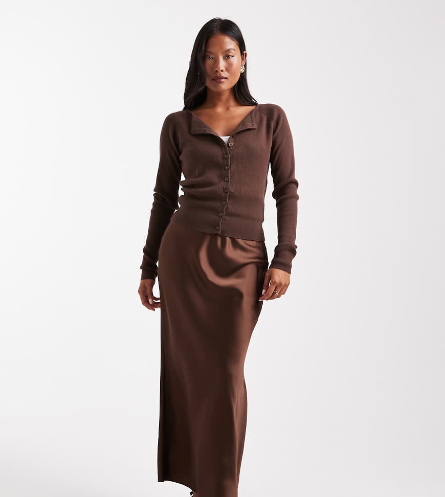 New Look Petite - Midirock aus Satin in Dunkelbraun mit Schrägschnitt-Brown von New Look Petite