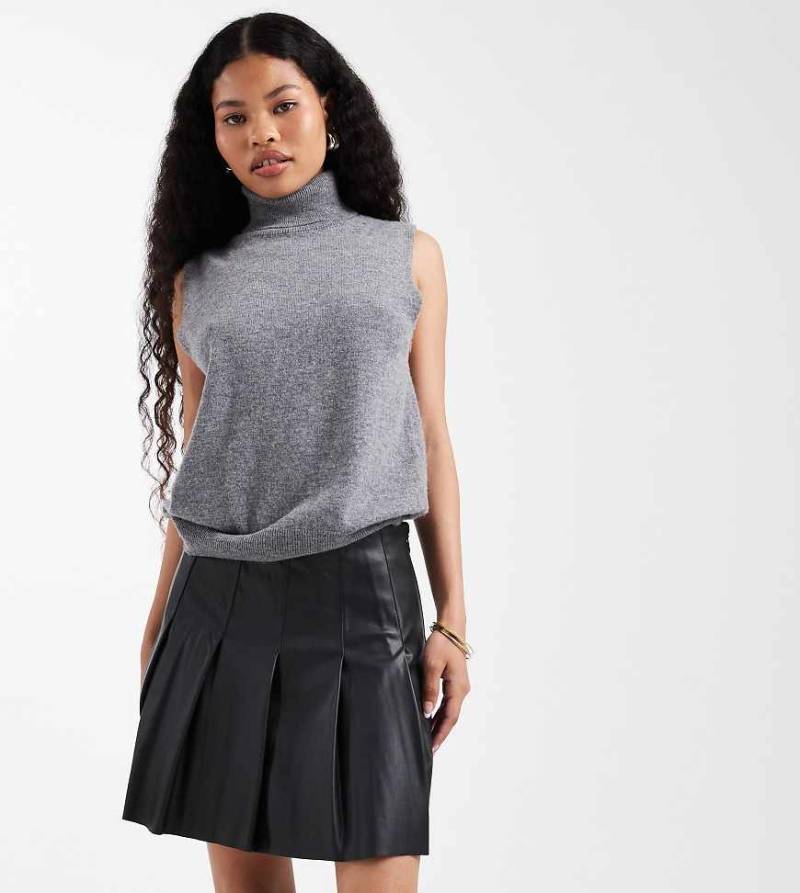 New Look Petite - Mini-Faltenrock aus Kunstleder in Schwarz von New Look Petite