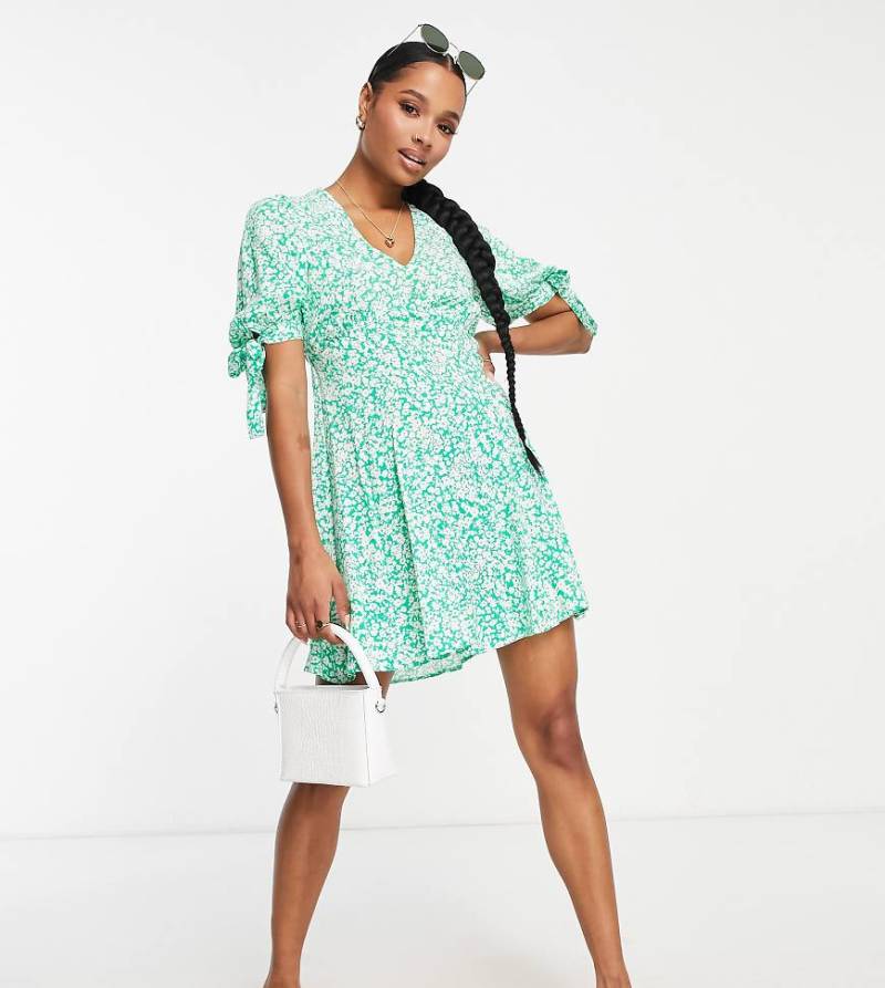 New Look Petite - Nachmittagskleid in Grün mit gebundenen Ärmeln und Blumenmuster von New Look Petite