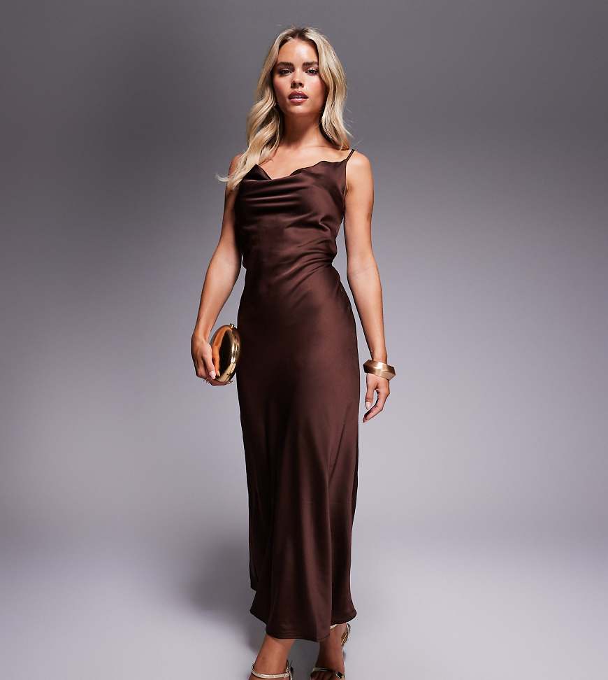 New Look Petite - Satin-Midikleid in Braun mit Wasserfallausschnitt New Look Petite - Satin-Midikleid in Braun mit Wasserfallausschnitt von New Look Petite