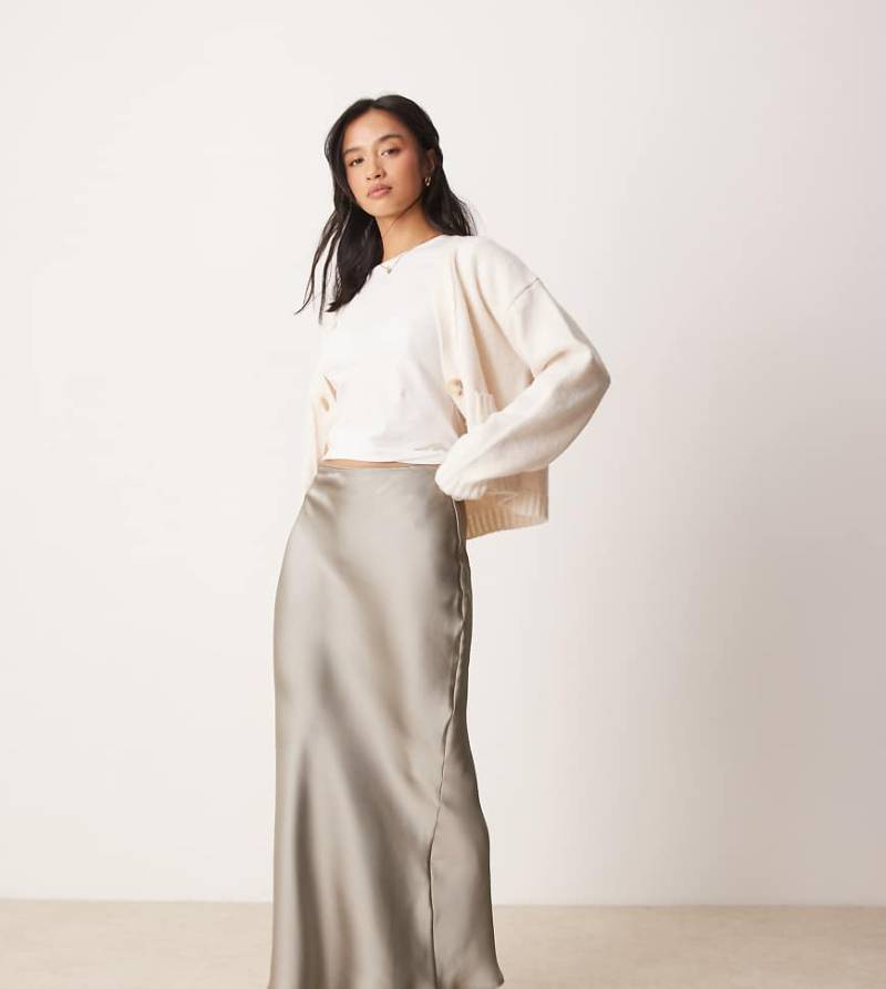 New Look Petite - Satin-Midirock in Grau mit Schrägschnitt von New Look Petite