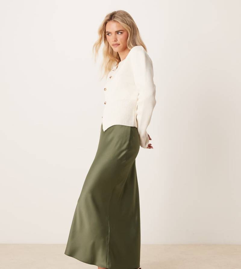 New Look Petite - Satin-Midirock in Khaki mit Schrägschnitt-Grün von New Look Petite