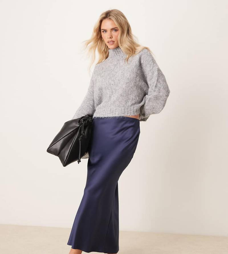 New Look Petite - Satin-Midirock in Marineblau mit Schrägschnitt von New Look Petite