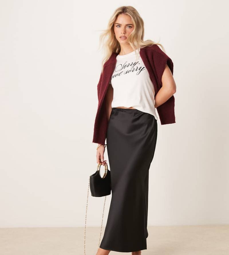 New Look Petite - Satin-Midirock in Schwarz mit Schrägschnitt von New Look Petite