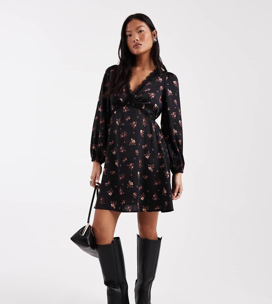 New Look Petite - Satin-Minikleid in Schwarz mit Blumenmuster und Spitzenbesatz von New Look Petite