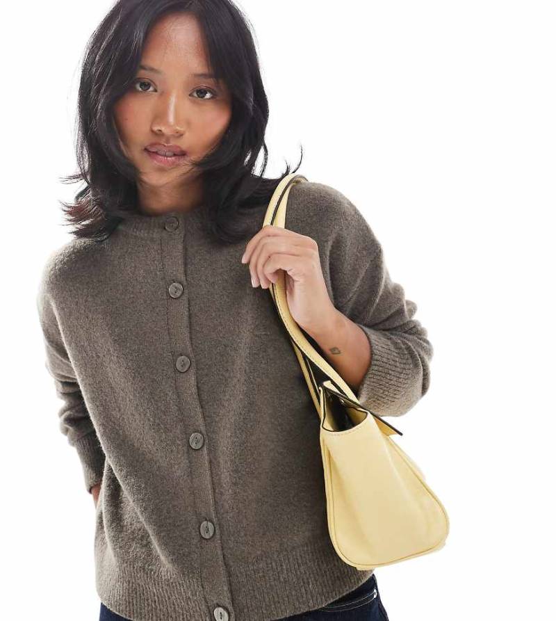 New Look Petite - Strickjacke in Beige mit Rundhalsausschnitt-Neutral von New Look Petite