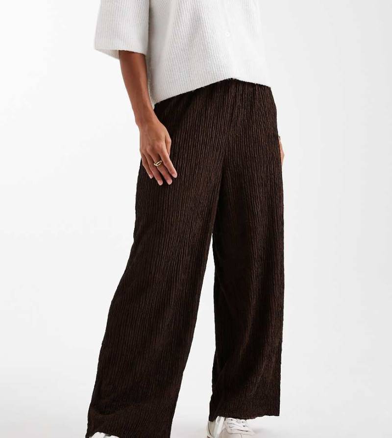 New Look Petite - Strukturierte Hose in Dunkelbraun mit weitem Bein-Brown von New Look Petite