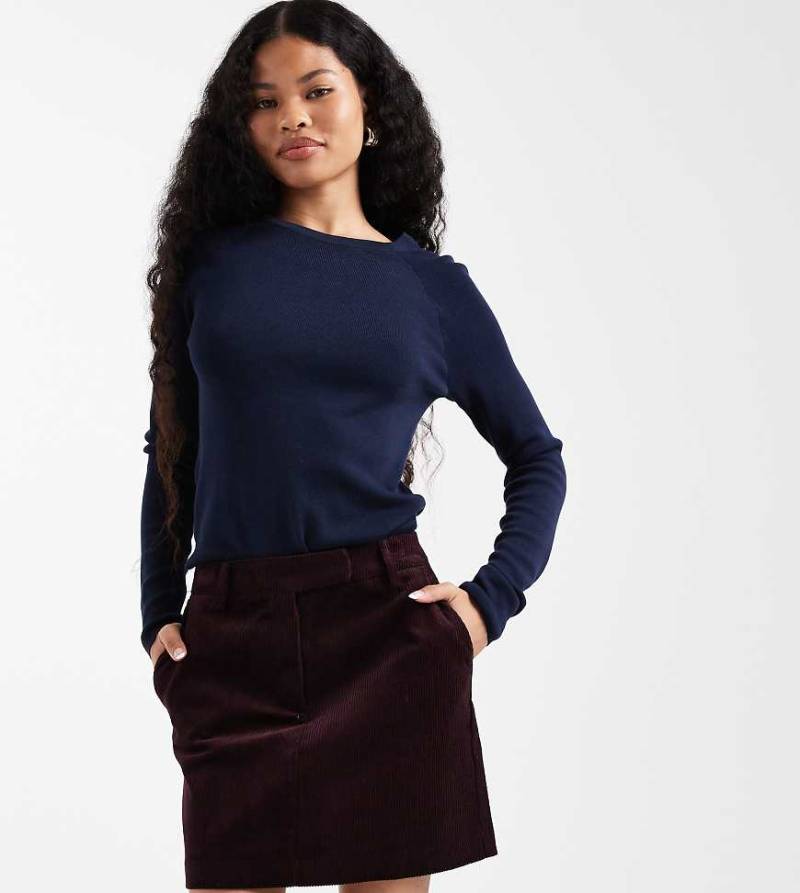 New Look Petite - Volant-Minirock aus Cord in Burgunderrot von New Look Petite