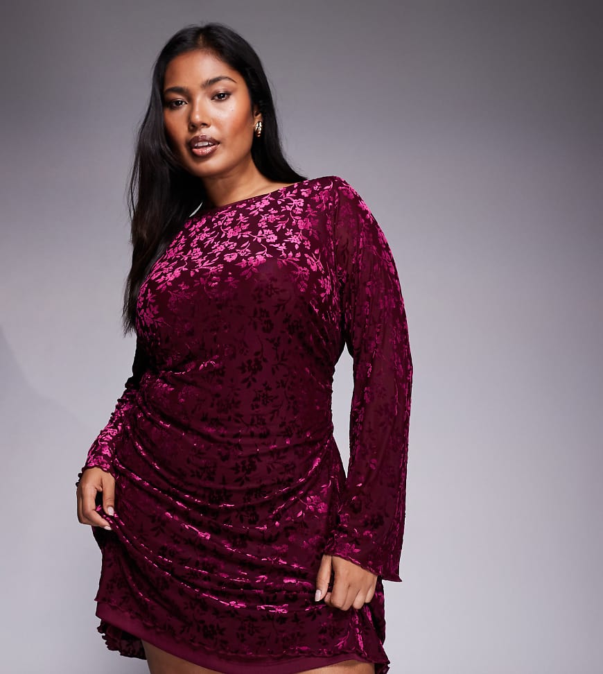 New Look Curve - Beflocktes Minikleid in Burgunderrot von New Look Plus