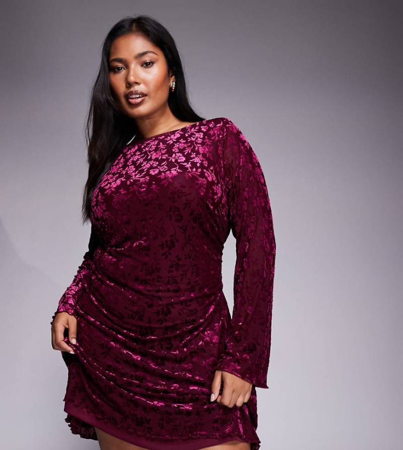 New Look Curve - Beflocktes Minikleid in Burgunderrot von New Look Plus