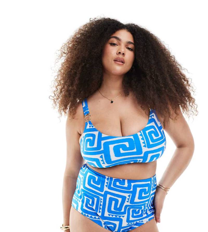 New Look Curve - Bikinioberteil in Blau mit Wirbelmuster und tiefem Ausschnitt von New Look Plus