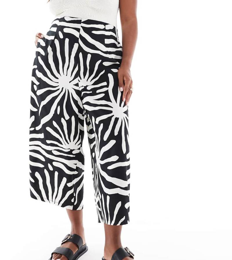 New Look Curve - Cropped-Hose in Schwarz mit abstraktem Sonnenmuster von New Look Plus