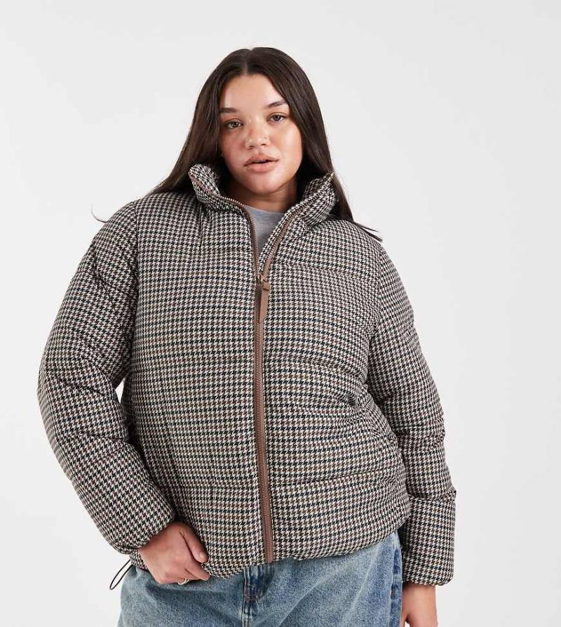 New Look Curve - Cropped-Puffermantel in Braun kariert-Brown von New Look Plus