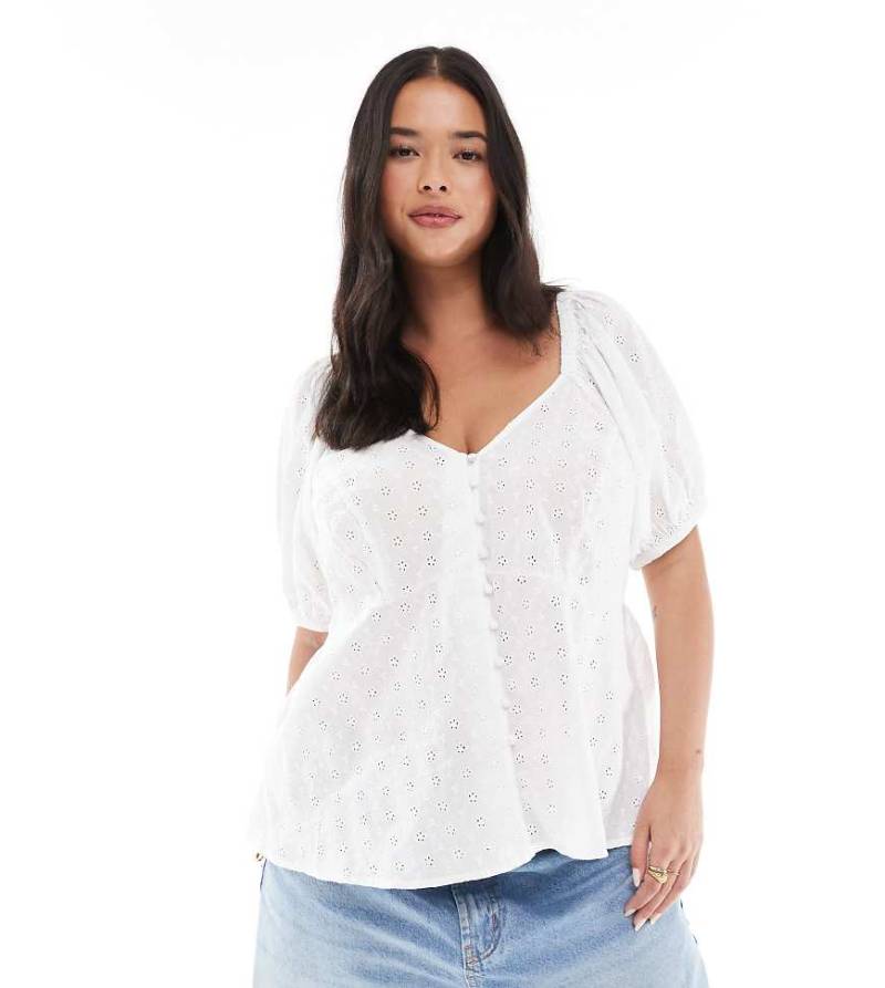 New Look Curve - Freizeitoberteil in Weiß mit Lochmuster und Knopfleiste von New Look Plus