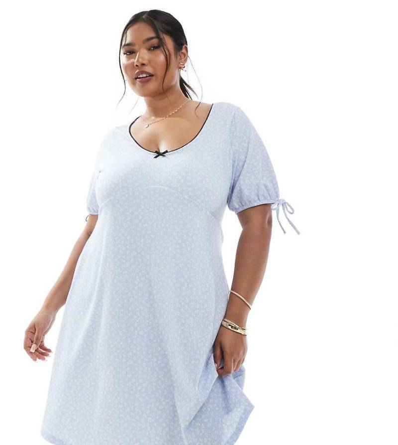 New Look Curve - Geblümtes Minikleid in Blau mit Knitterstruktur von New Look Plus
