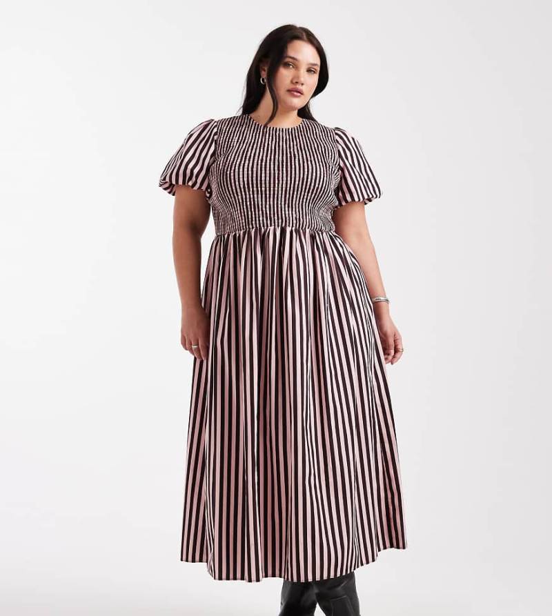 New Look Curve - Gesmoktes Midikleid in Rosa mit Streifenmuster von New Look Plus