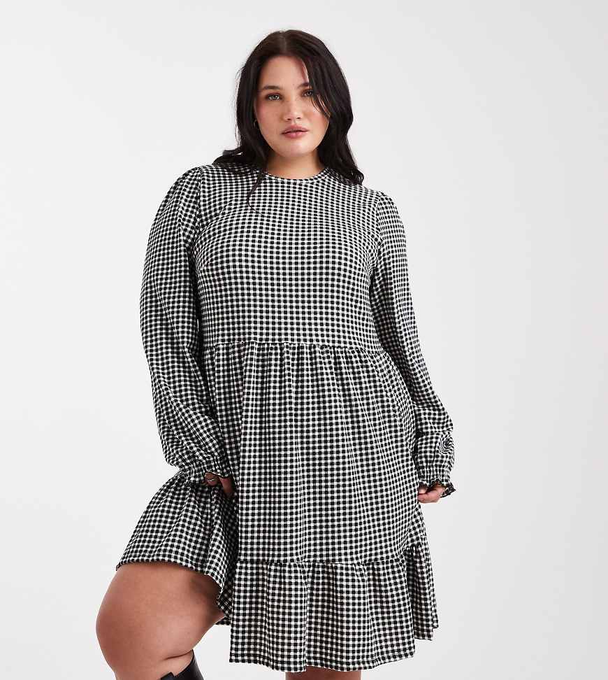 New Look Curve - Gestuftes Mini-Hängerkleid in Schwarz mit Vichy-Karo New Look Curve - Gestuftes Mini-Hängerkleid in Schwarz mit Vichy-Karo von New Look Plus