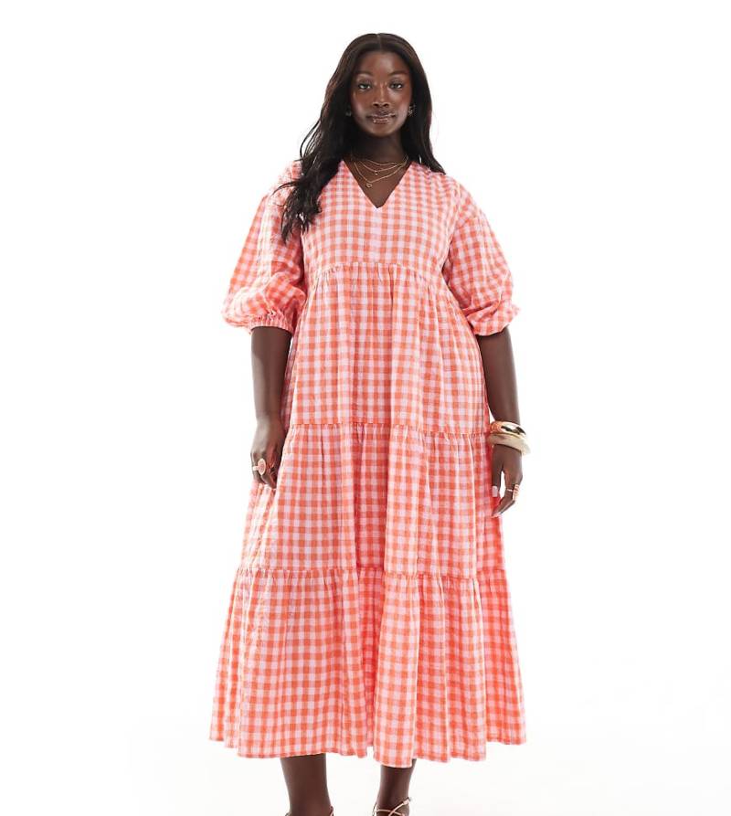 New Look Curve - Hänger-Midikleid aus Seersucker in Rosa mit Karomuster von New Look Plus