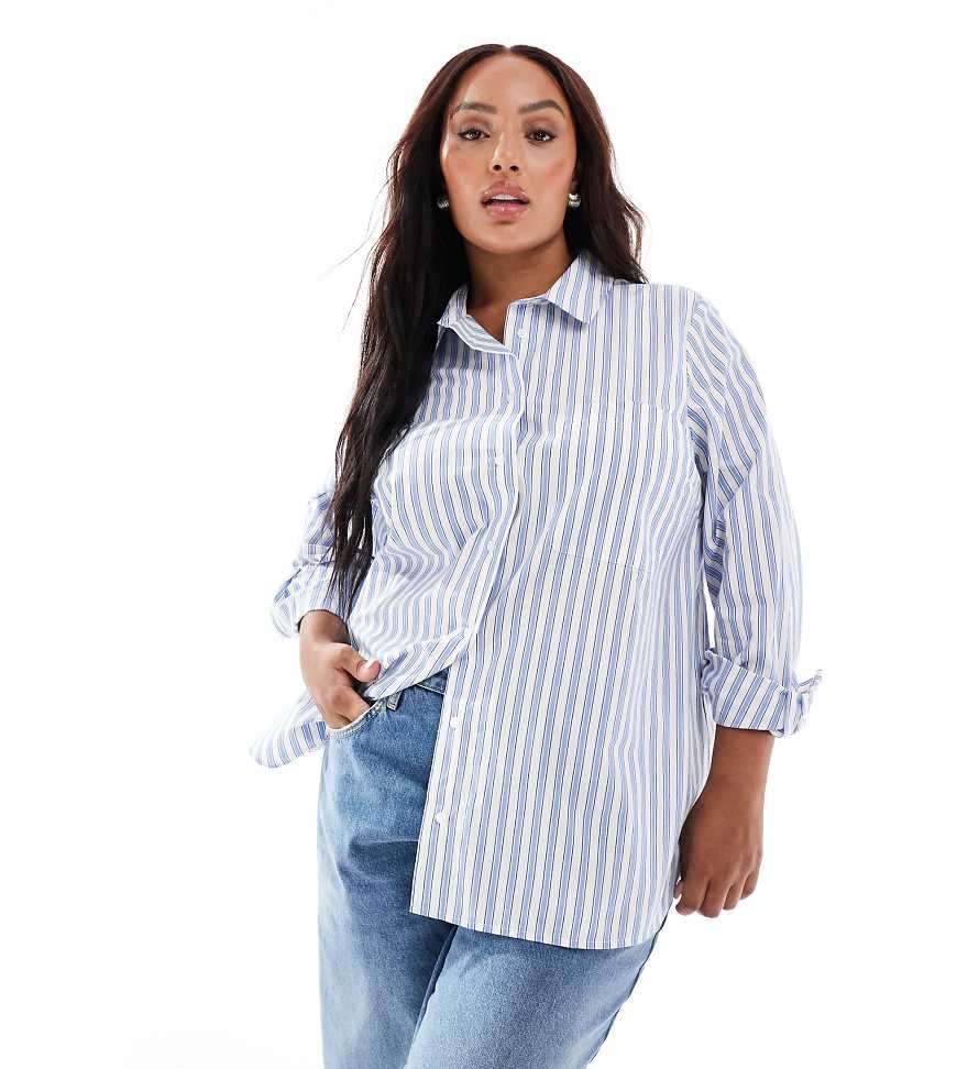 New Look Curve - Hemdbluse in gestreiftem Blau mit Brusttasche von New Look Plus