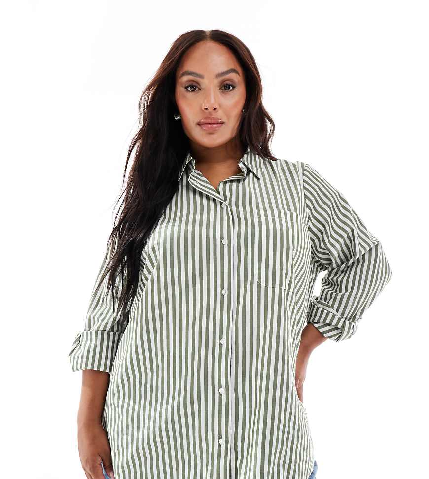 New Look Curve - Hemdbluse in gestreiftem Grün mit Brusttasche von New Look Plus