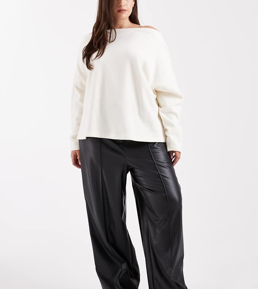 New Look Curve - Hose aus Kunstleder in Schwarz mit weitem Bein von New Look Plus