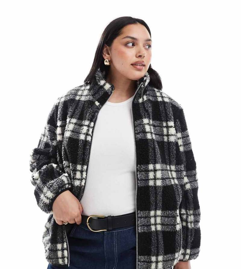 New Look Curve - Jacke aus Teddy-Kunstfell in Schwarz mit Karomuster von New Look Plus