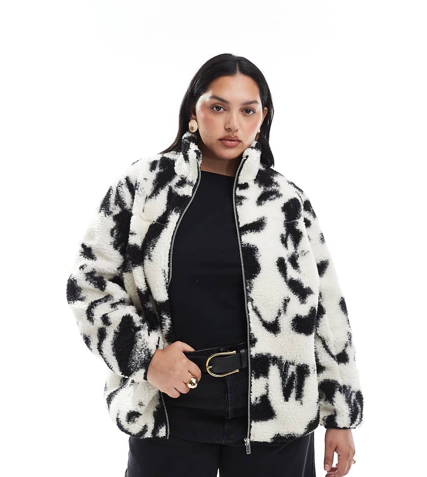 New Look Curve - Jacke aus Teddystoff in Creme mit abstraktem Muster-Weiß von New Look Plus