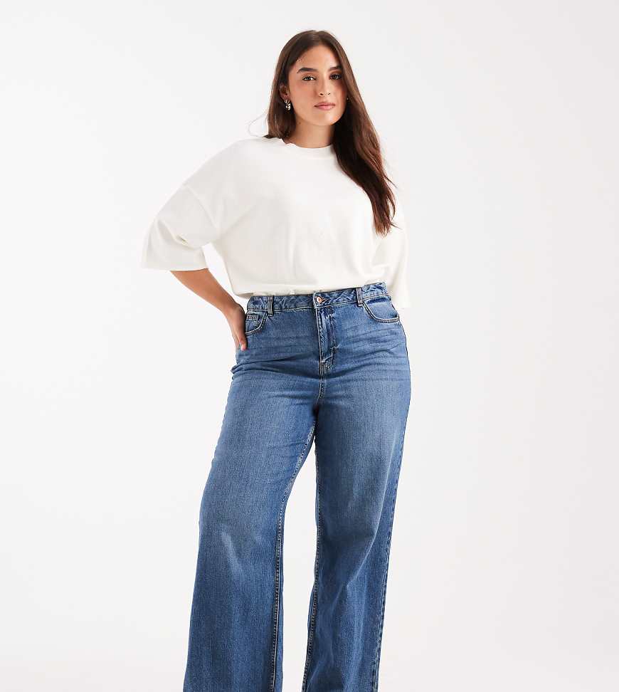 New Look Curve - Jeans in Mittelblau mit weitem Bein und elastischem Einsatz hinten am Bund von New Look Plus
