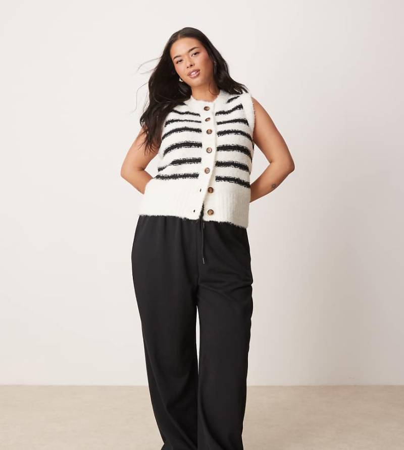 New Look Curve - Jogginghose mit weitem Bein in Schwarz von New Look Plus